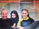 Tânia Mara e Jayme Monjardim levam a filha para mergulhar com golfinhos