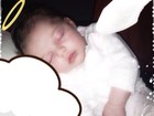 Sheila Mello posta foto da filha recém-nascida como se fosse um anjinho