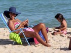 De fio-dental, Sheron Menezzes exibe corpão em dia de praia