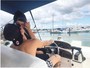 MC Biel beija a namorada, Duda Castro, em passeio de barco
