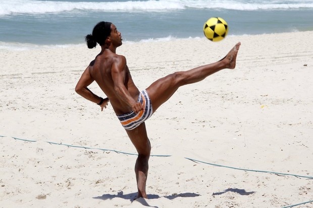 Ronaldinho em praia na Barra da Tijuca, RJ (Foto: Johnson Parraguez / FotoRioNews)