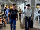 Ex-BBBs Jonas Sulzbach e Fael embarcam juntos em aeroporto do Rio