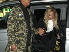 Jay-Z mostra cavalheirismo e ajuda Beyoncé a sair de carro em Londres