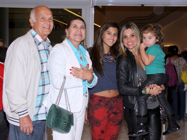 Flávia Alessandra posa com a família (Foto: Alex Palarea/Agnews)