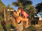 Mirella Santos dá selinho na filha Valentina