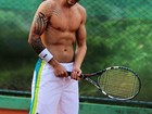 Gusttavo Lima joga tênis sem camisa
