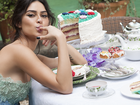 Thaila Ayala se lambuza de bolo em ensaio de fotos para revista