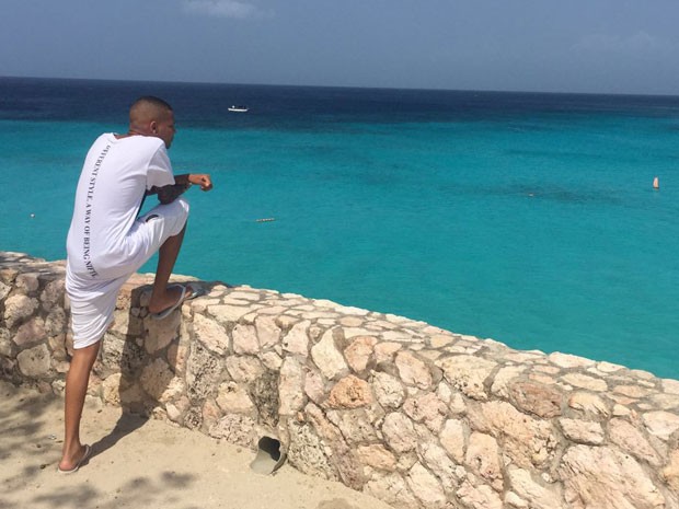 MC Duduzinho em praia em Curaçao, no Caribe (Foto: Divulgação)