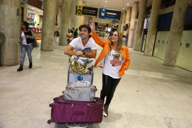 Susana Vieira e Sandro Pedroso em aeroporto no Rio (Foto: Marcello Sá Barreto/ Ag. News)