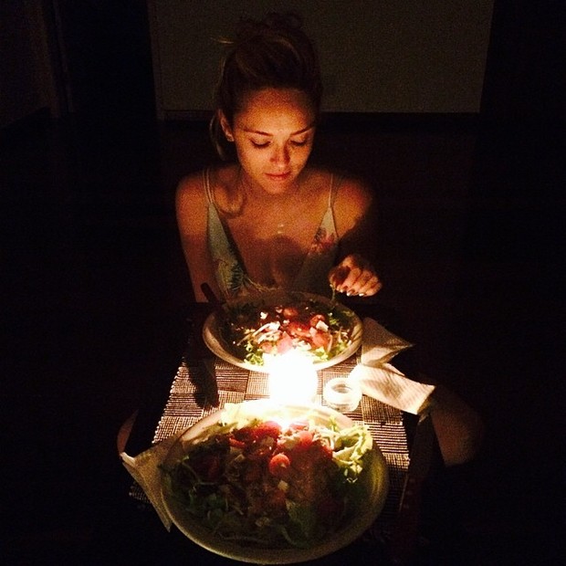 Isabelle Drummond em jantar a dois (Foto: Instagram/ Reprodução)