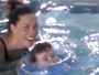 Rebeca Gusmão baba com as primeiras 'braçadas' do filho na água