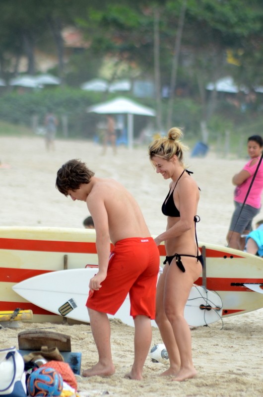 Carolina Dieckmann vai à praia em Búzios, RJ (Foto: MARCELO DUTRA/PHOTO RIO NEWS)