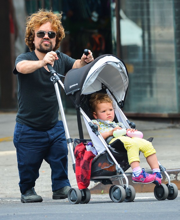 Peter Dinklage, de Game of Thrones, com a filha,  Zelig  (Foto: Agência Grosby Group)