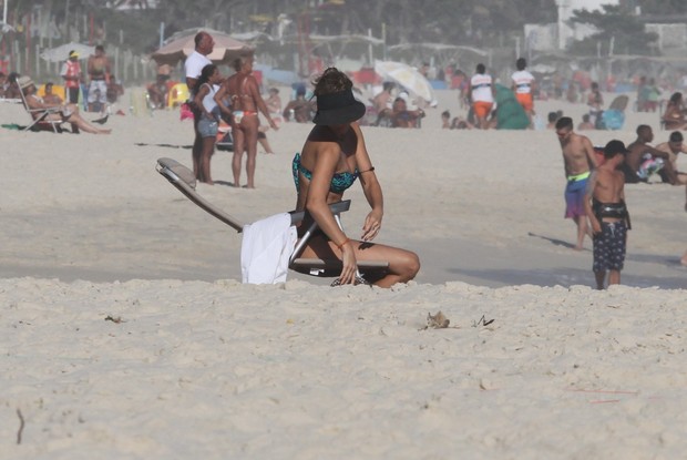 Christine Fernandes na praia da Barra da Tijuca, RJ (Foto: Wallace Barbosa/AgNews)