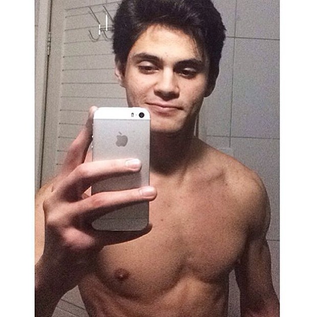 Lucas Veloso em selfie sem camisa (Foto: Instagram/Reprodução)