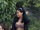 Rihanna usa biquíni tomara que caia em passeio com amigas