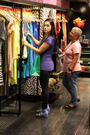 Ex-BBB Francine em shopping no Rio (Foto: Marcus Pavão/ Ag. News)