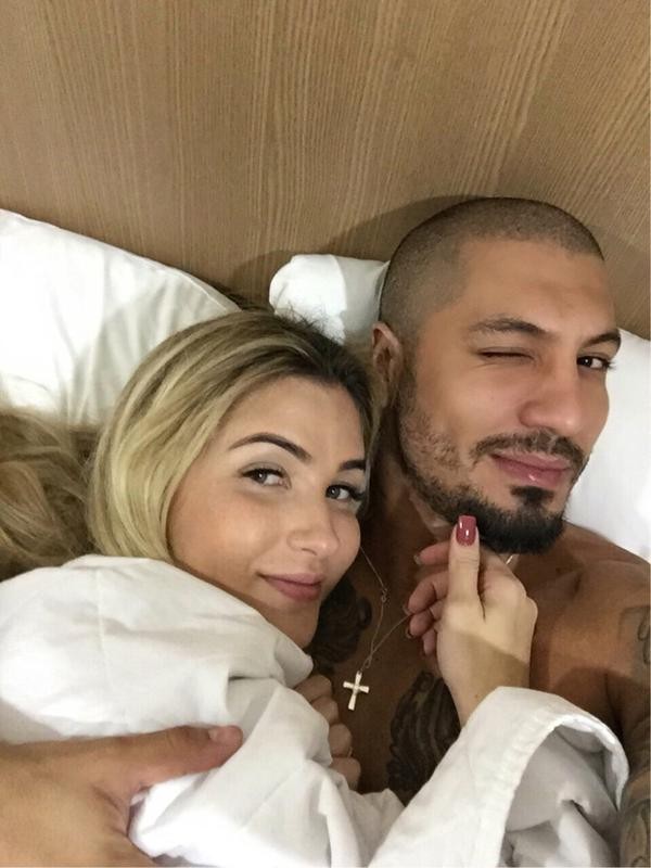 Ex-BBBs Aline e Fernando tiram selfie na cama (Foto: Twitter/ Reprodução)