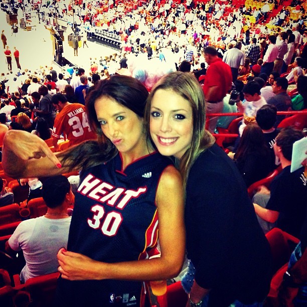 Ticiane Pinheiro e Fabiana Justus assistem a jogo de basquete (Foto: Reprodução/ Instagram)