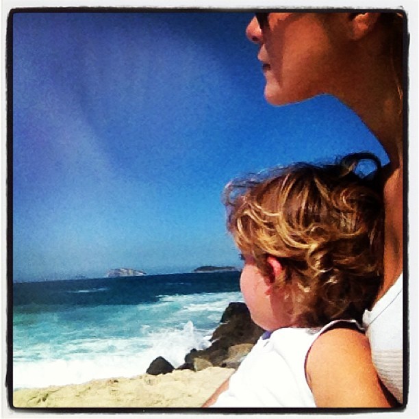 Priscila Fantin relembra dia de praia com o filho Romeo (Foto: Reprodução/Instagram)