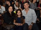 Com seguranças, pais de Marquezine prestigiam filha no Fashion Rio