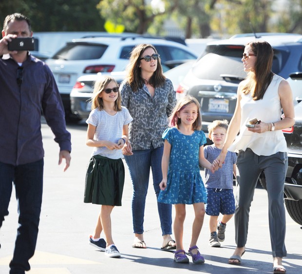 Jennifer Garner com os filhos, sua nova babá e guarda-costas (Foto: X17)