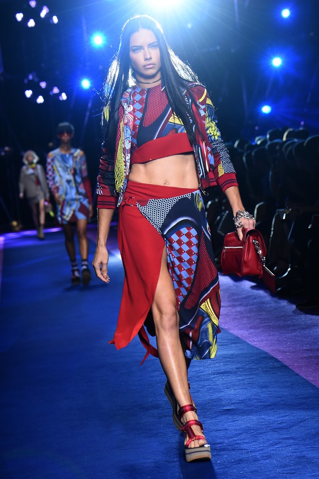 Adriana Lima desfila na semana de moda de Milão (Foto: AFP)