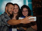 Rodrigo Hilbert posa para selfies com fãs em lançamento de livro