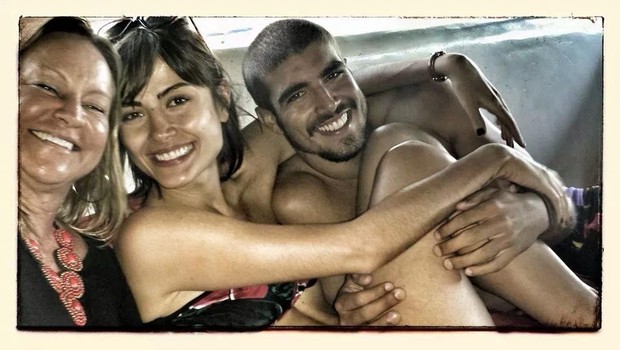 Caio Castro e Maria Casadevall com amiga na Bahia (Foto: EGO)