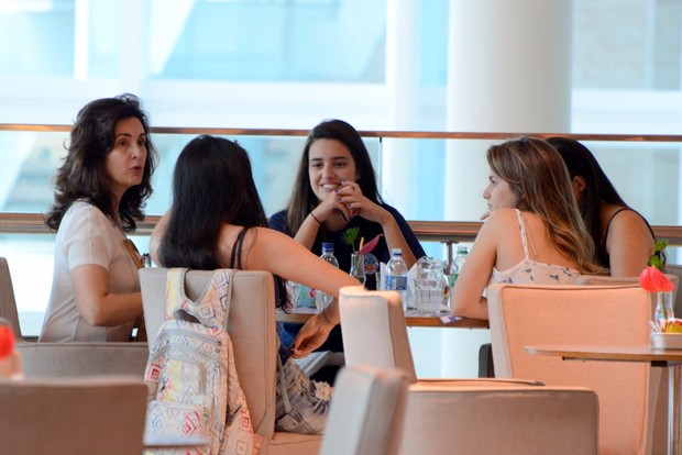 Fatima Bernardes toma café com as filhas em shopping (Foto: Marcus Pavão/Agnews)