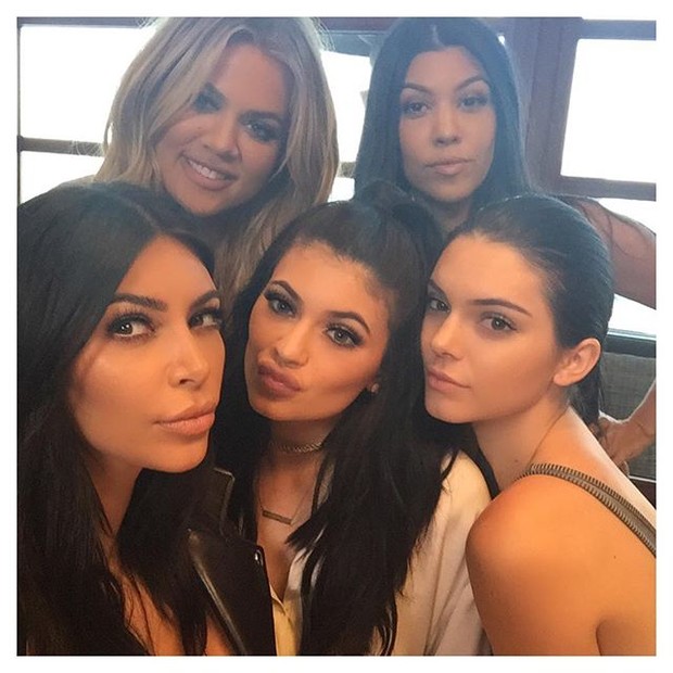 Kim Kardashian, Khloe Kardashian, Kylie Jenner, Kendall Jenner e Kourtney Kardashian posam juntas para  (Foto: Instagram/ Reprodução)