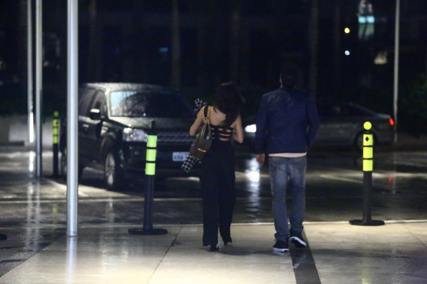 Isis Valverde vai ao shopping com o ator Uriel del Toro (Foto: Marcello Sá Barretto/Ag News)