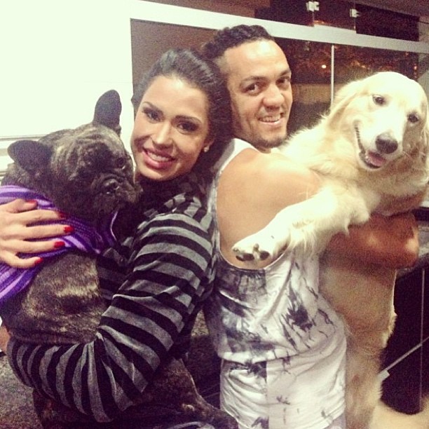 Gracyanne Barbosa e Belo com seus cachorros (Foto: Instagram/ Reprodução)