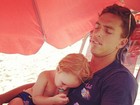 Dani Winits posta foto do namorado e do filho caçula dormindo na praia