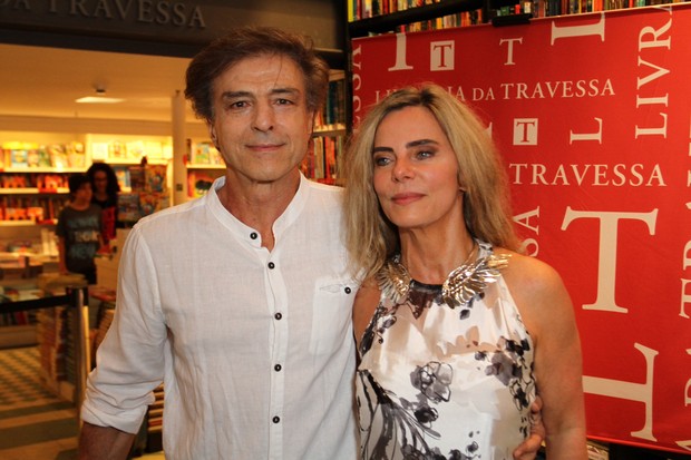 Bruna Lombardi com o marido Carlos Alberto Ricelli em lançamento de livro no Rio (Foto: Anderson Borde/AG News)