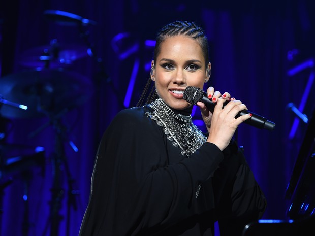 Alicia Keys, grávida, canta em evento em Nova York, nos Estados Unidos (Foto: Jamie McCarthy/ Getty Images/ AFP)