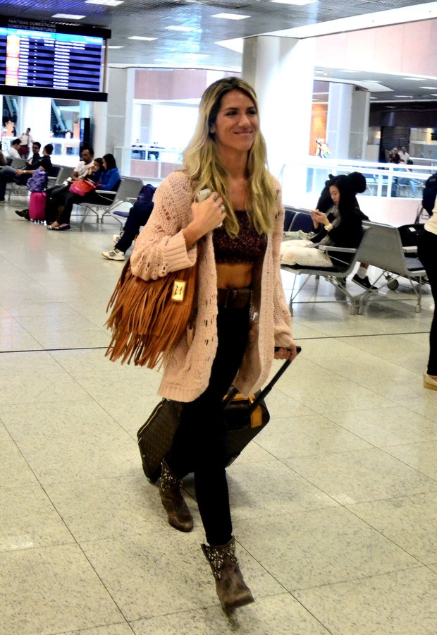 Giovanna Ewbank no aeroporto (Foto: William Oda / AgNews)