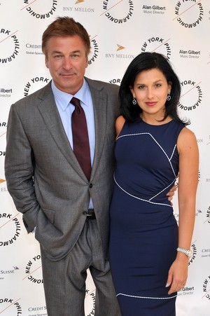 Alec Baldwin e a namorada Hilaria Thomas (Foto: Getty Images)