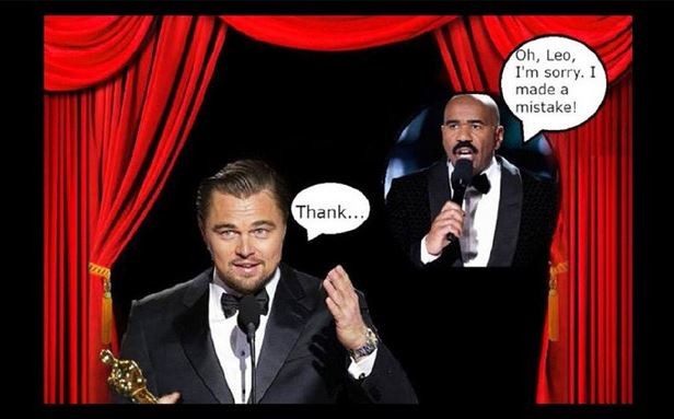 Meme na internet com a vitória do DiCaprio sendo comparada a final do concurso de Miss Universo, que o apresentador anunciou o resultado errado (Foto: Reprodução)