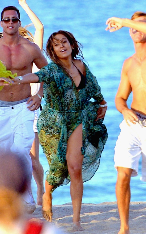 Jennifer Lopez com o namorado, Casper Smart, em bastidores de gravação de clipe em Fort Lauderdale, na Flórida, nos Estados Unidos (Foto: Olivia Salazar/ Getty Images)