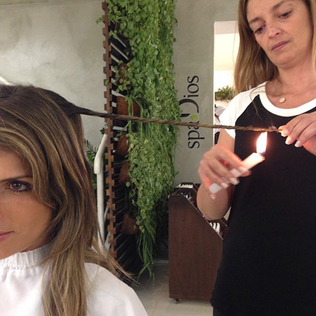 Carol Magalhães apara cabelo com vela (Foto: Instagram / Reprodução)