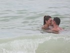Cauã Reymond e Mariana Goldfarb trocam beijos em praia do Rio