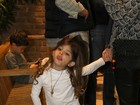 Grazi Massafera passeia com a filha e menina mostra língua para paparazzo