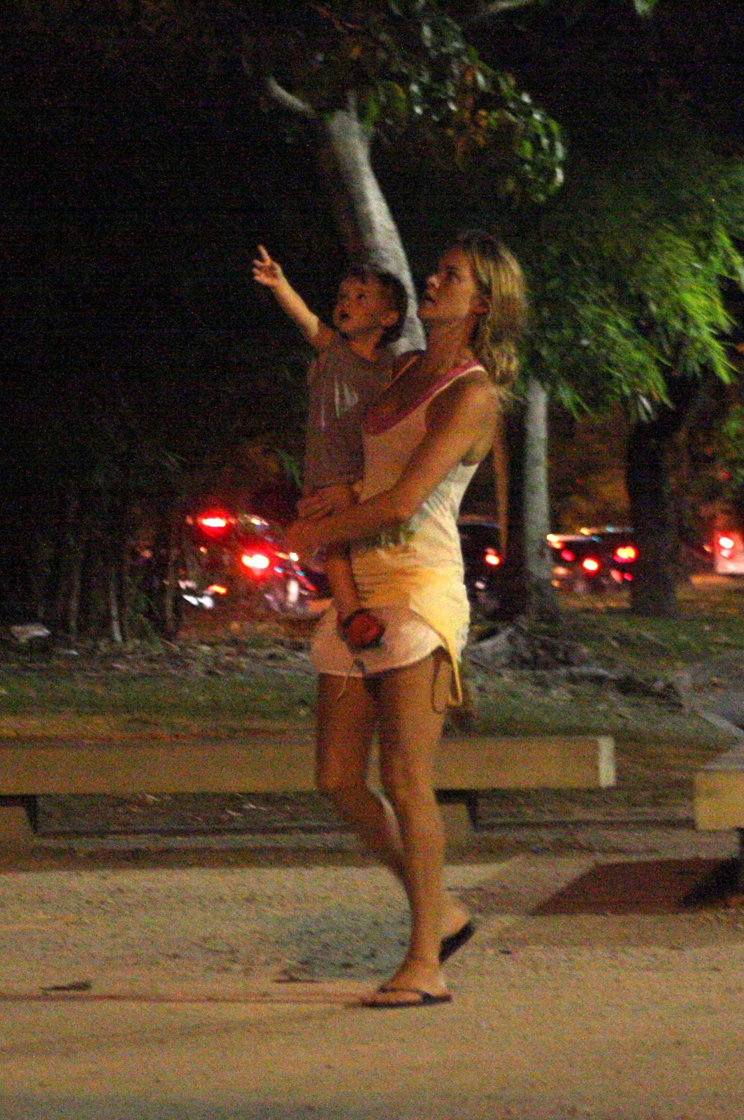 Letícia Birkheuer passeia com o filho na Lagoa (Foto: JC Pereira / Foto Rio News)