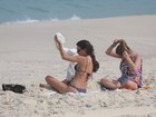 Isis Valverde curte dia de praia com prima na Barra da Tijuca, no Rio
