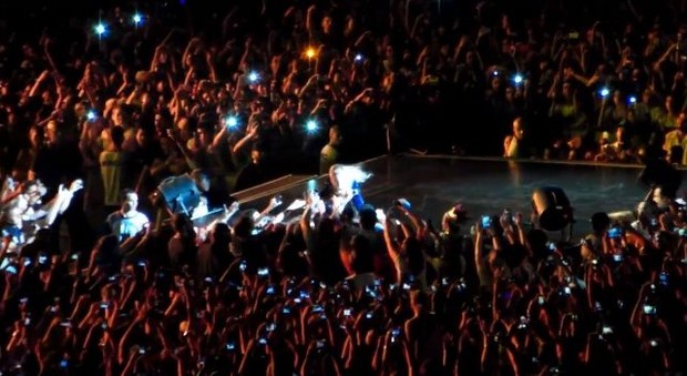 Beyoncé é puxada por fã durante show em São Paulo (Foto: Youtube / Reprodução)