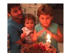 Claudia Leitte compartilha foto do marido e filhos com bolo de aniversário
