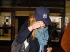Scarlett Johansson se esconde de fotos em aeroporto