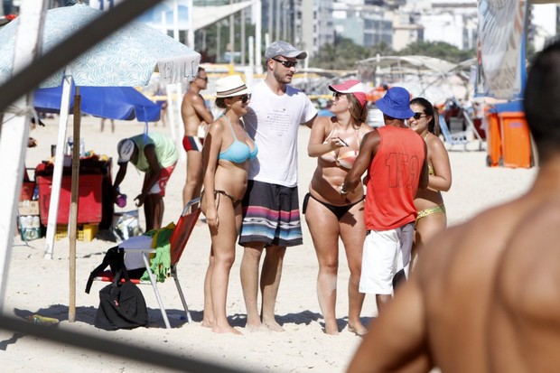Fernanda Lima e Rodrigo Hilbert com fãs na praia do Leblon, RJ (Foto: Gil Rodrigues/ FotoRio News)