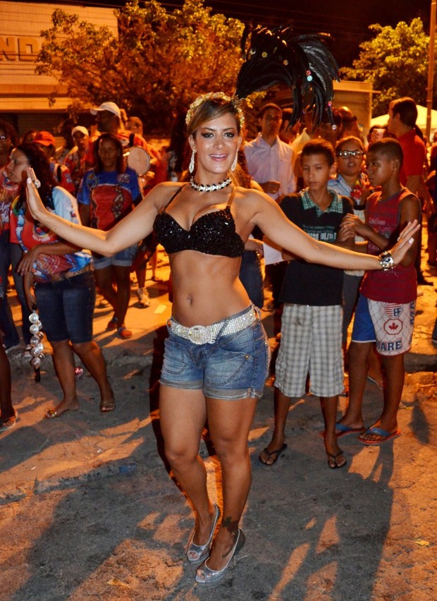 Lucilene Caetano em ensaio de rua da Inocentes de Belford Roxo (Foto: Staff Company/Divulgação)